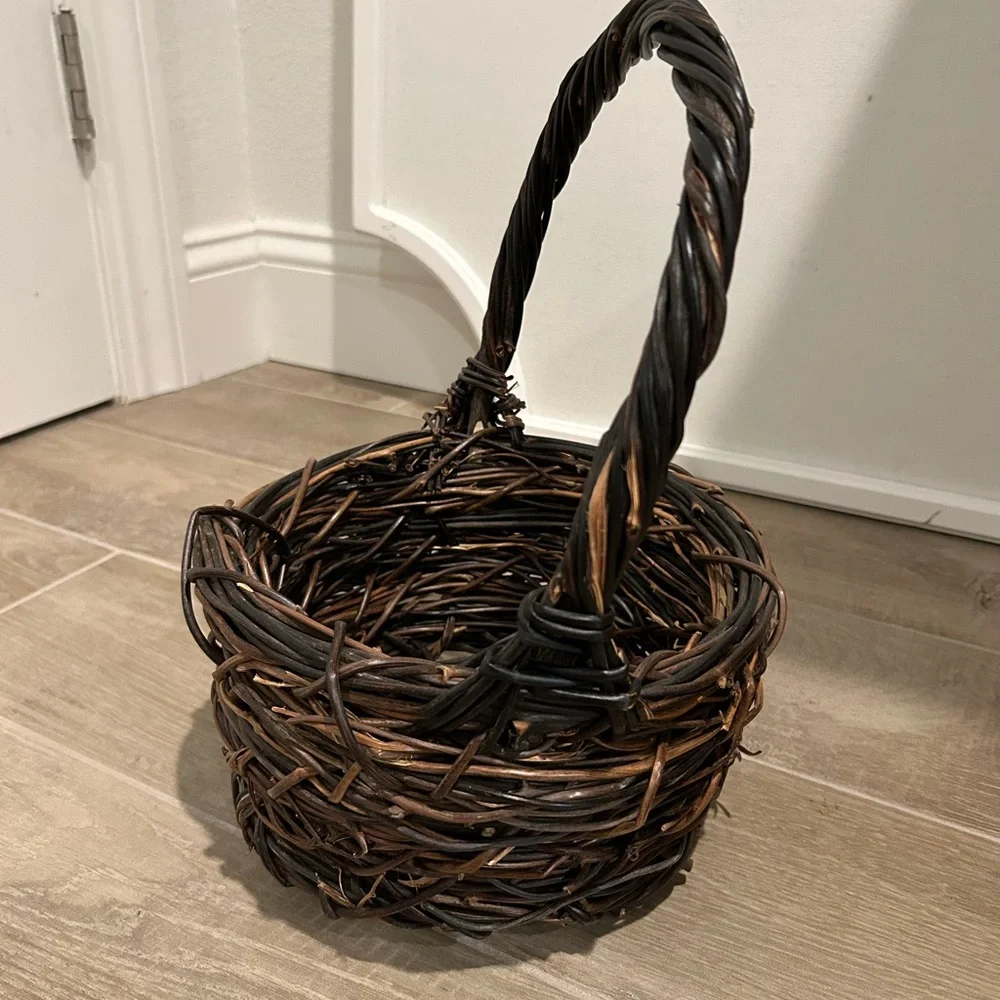 Vintage Williams Sonoma Grapevine Handwoven Easter gathering basket with handle